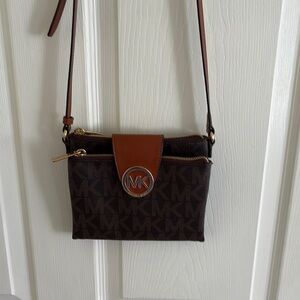 Michael Kors Crossbody bag with several compartments